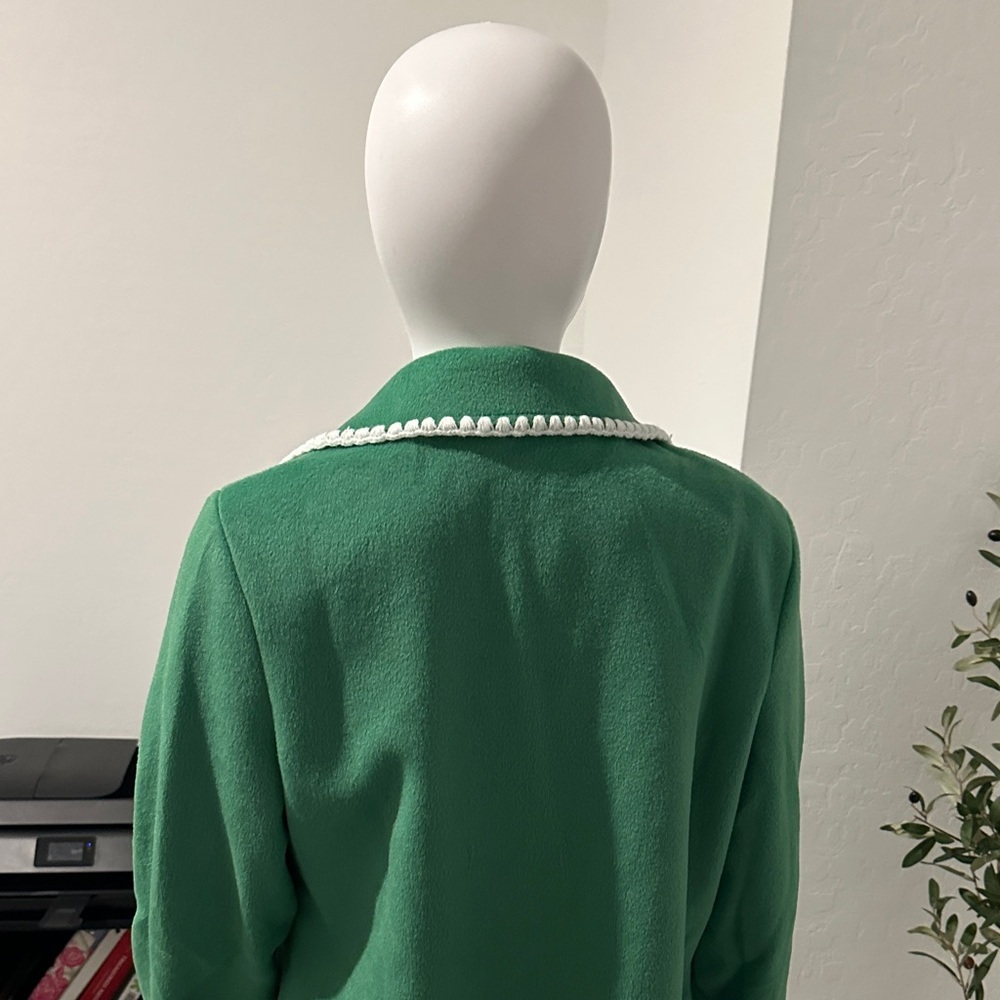 Chic Green Blazer with White Detailing - Picture 5 of 10